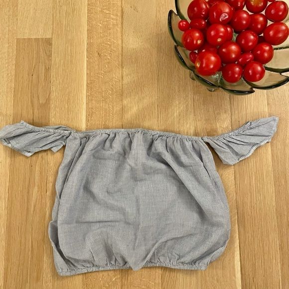 Brandy Melville Tops - ✨HP✨Brandy Melville balloon off-the-shoulder crop top